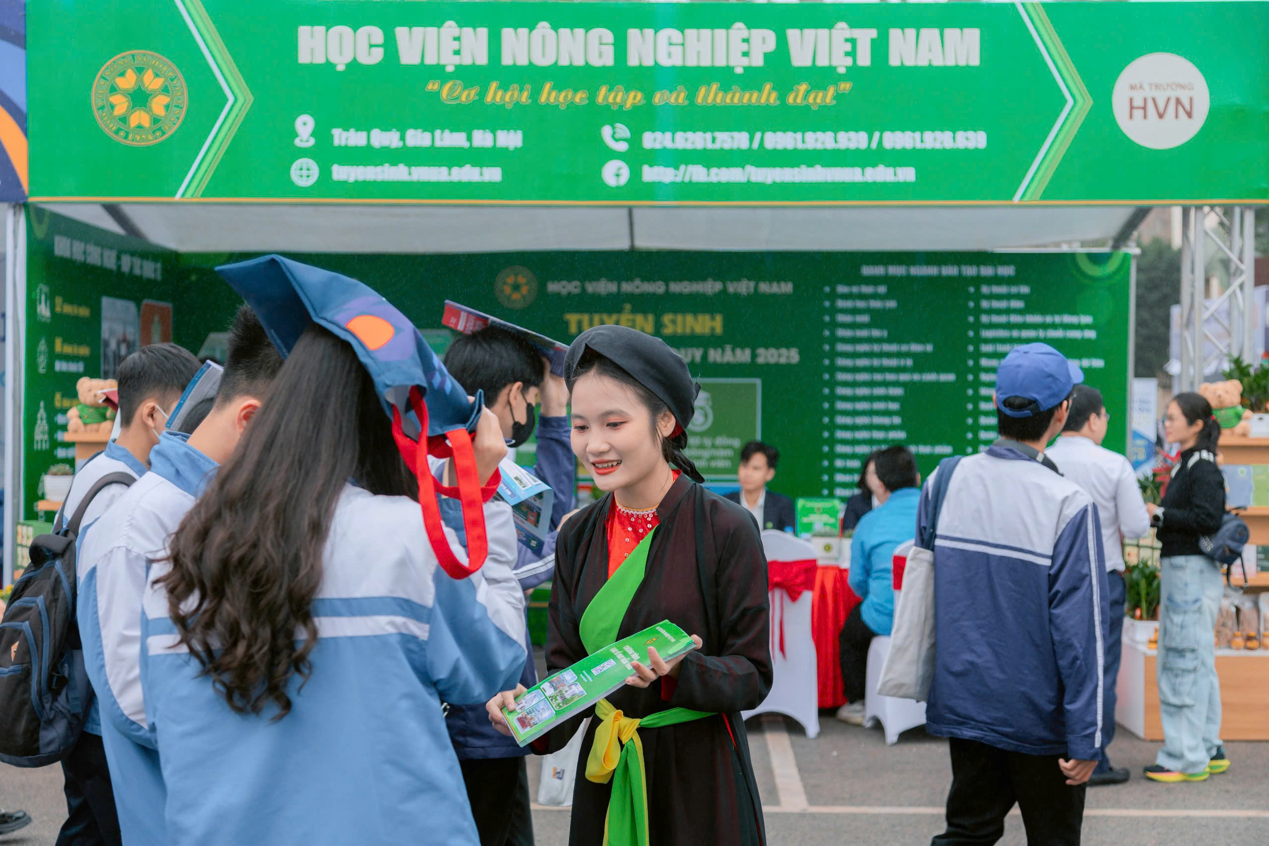 Gian tư vấn tuyển sinh - hướng nghiệp của Học viện Nông nghiệp Việt Nam thu hút nhiều học sinh, phụ huynh Hải Phòng - Ảnh 3.