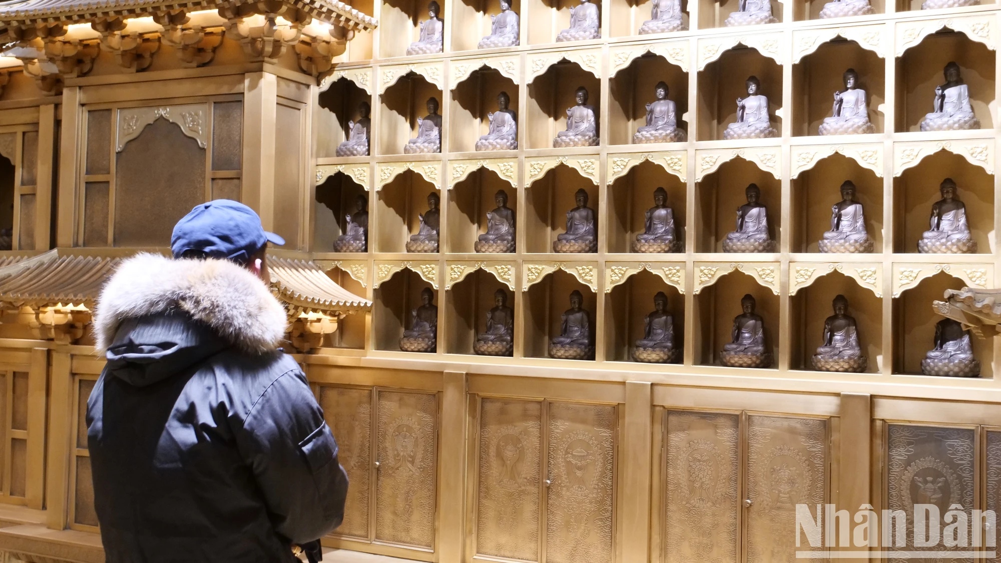 À l'intérieur du palais souterrain sont vénérées plus de 1 000 petites statues de Bouddha, c'est pourquoi on l'appelle aussi