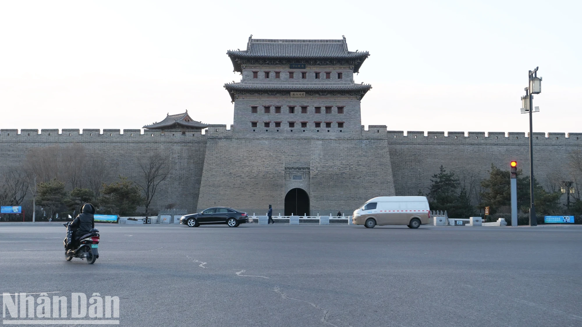 L'ancienne citadelle de Dai Dong a une superficie de 3,28 km2, avec des portes dans les quatre directions : est, ouest, sud et nord. Le mur mesure 14 m de haut, la base 18 m de large et le sommet 12 m de large, construit avec un mélange de calcaire, de pierre concassée et de sable fin, avec une couche extérieure de briques cuites. Au-dessus de la porte de la ville se trouve une tour d'où les archers tirent des flèches ; À l'extérieur de la porte de la ville, il y a deux murs semi-circulaires pour augmenter les capacités de défense, l'anneau extérieur s'appelle Ung Thanh, l'anneau intérieur s'appelle Nguyet Thanh.