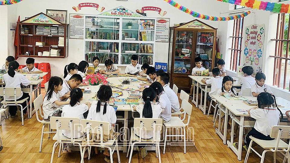 Students of Lieu De Town Primary School (Nghia Hung) read books in response to Lifelong Learning Week 2024.