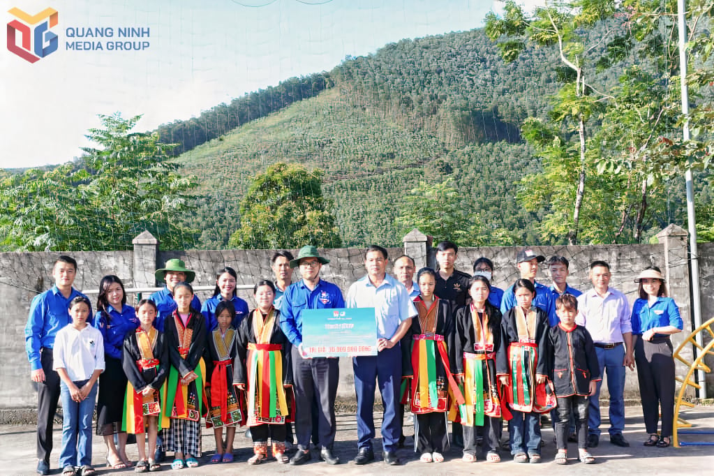 La Unión de Jóvenes de la Ciudad de Ha Long presentó un proyecto de patio de juegos para niños en la comuna de Dong Lam (ciudad de Ha Long).