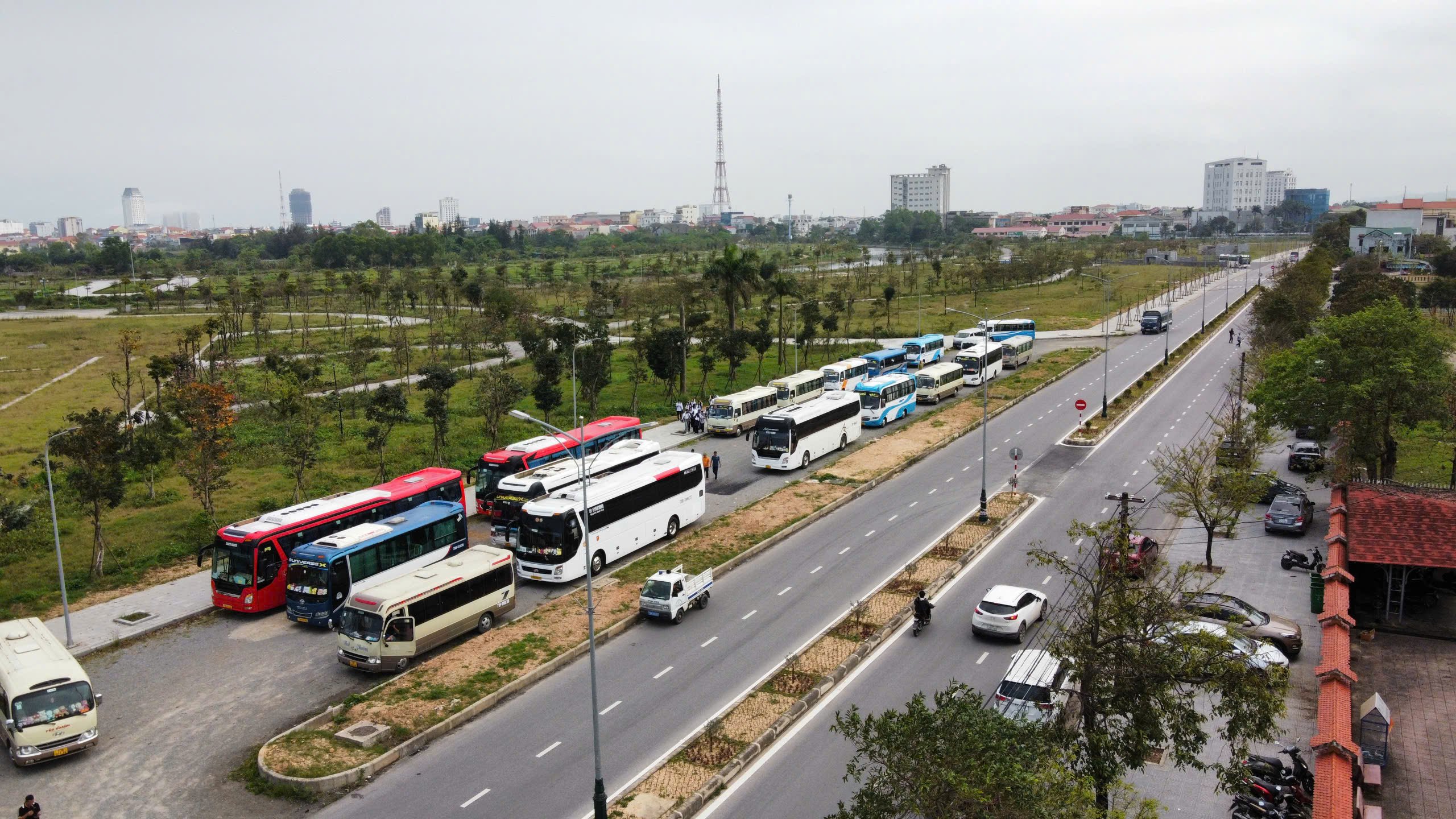 Đoàn xe 'hành quân' đưa hàng ngàn học sinh tham gia Tư vấn mùa thi - Ảnh 1.