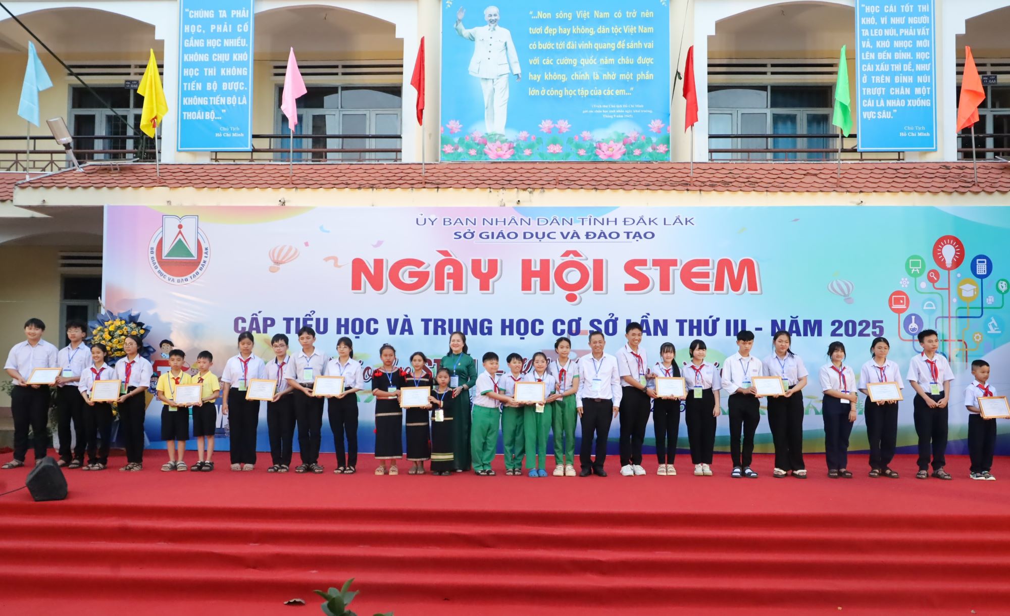 พิธีมอบรางวัลเทศกาล STEM ครั้งที่ 3 ของจังหวัดดั๊กลัก สำหรับโรงเรียนประถมศึกษาและมัธยมศึกษา - 2568