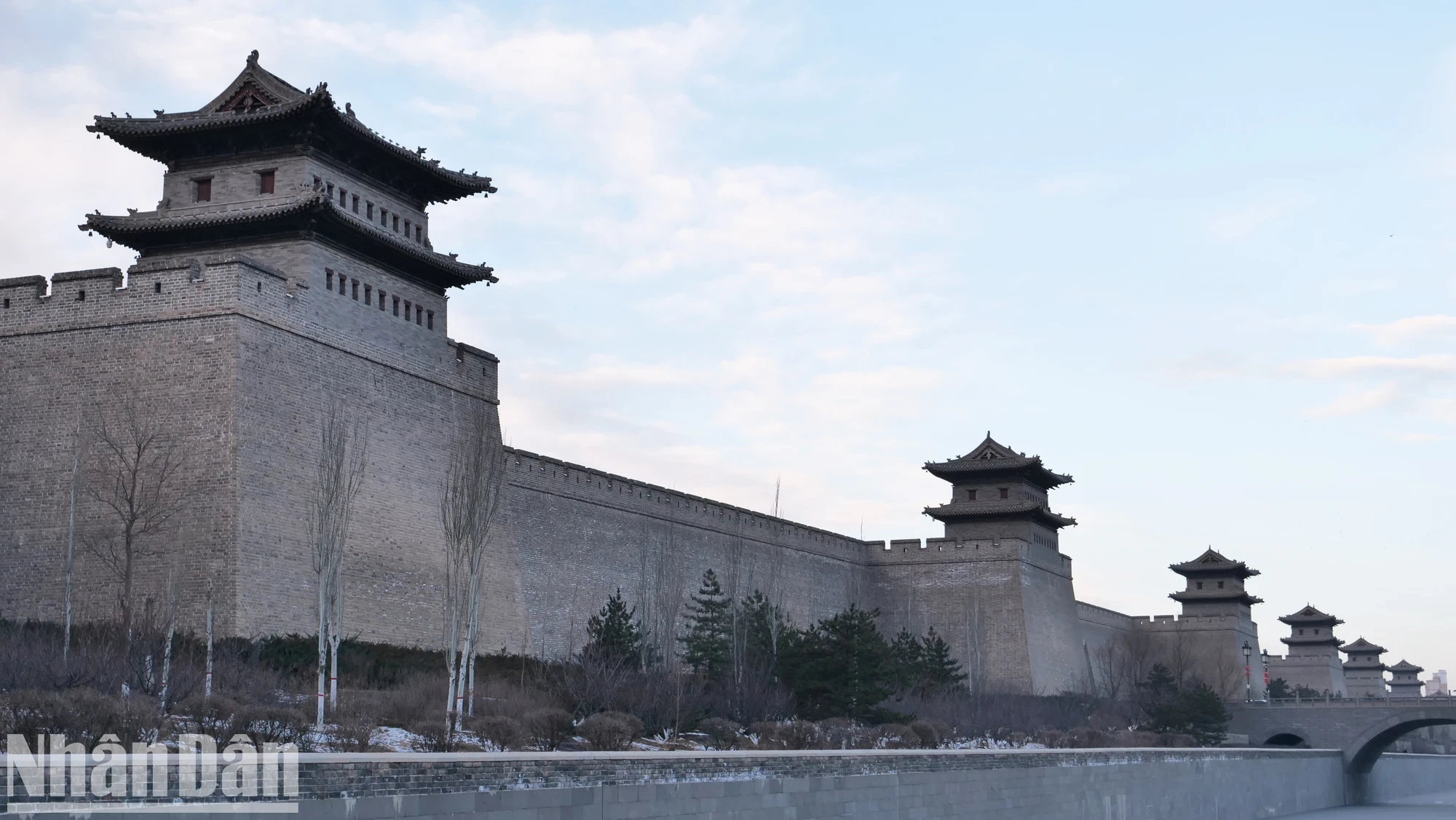 En tant que zone de clôture des anciennes dynasties féodales avec une position militaire stratégique, l'ancienne citadelle de Dai Dong a été construite et aménagée avec de nombreux ouvrages de défense militaire. L'ancienne citadelle de Dai Dong a un périmètre de 7,24 km, autour du mur de la citadelle il y a 54 tours de garde.