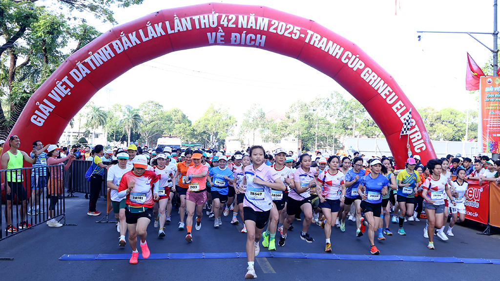 Fast 1.000 Athleten nehmen am Cross Country-Rennen teil, um den 50. Jahrestag des Sieges von Buon Ma Thuot zu feiern