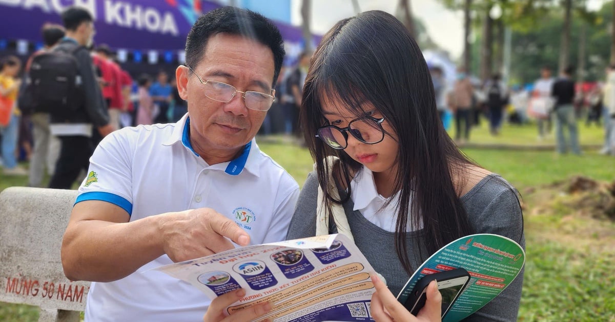 Lớp 7 đi ngày hội tư vấn tuyển sinh để 'chốt' ngành