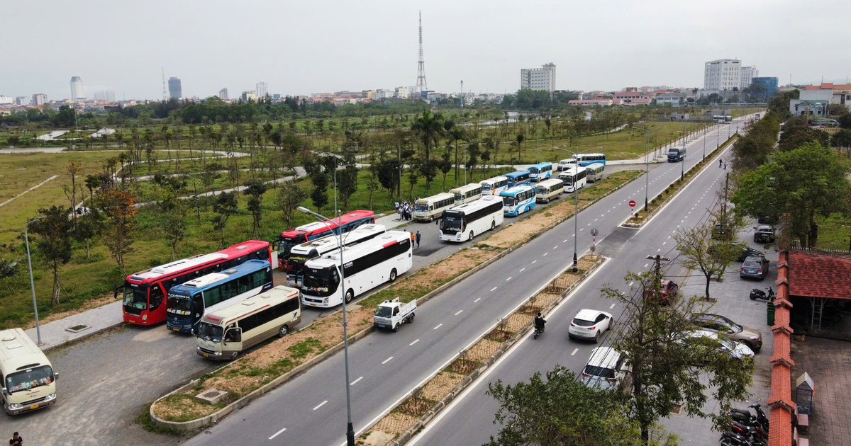 Đoàn xe 'hành quân' đưa hàng ngàn học sinh tham gia Tư vấn mùa thi