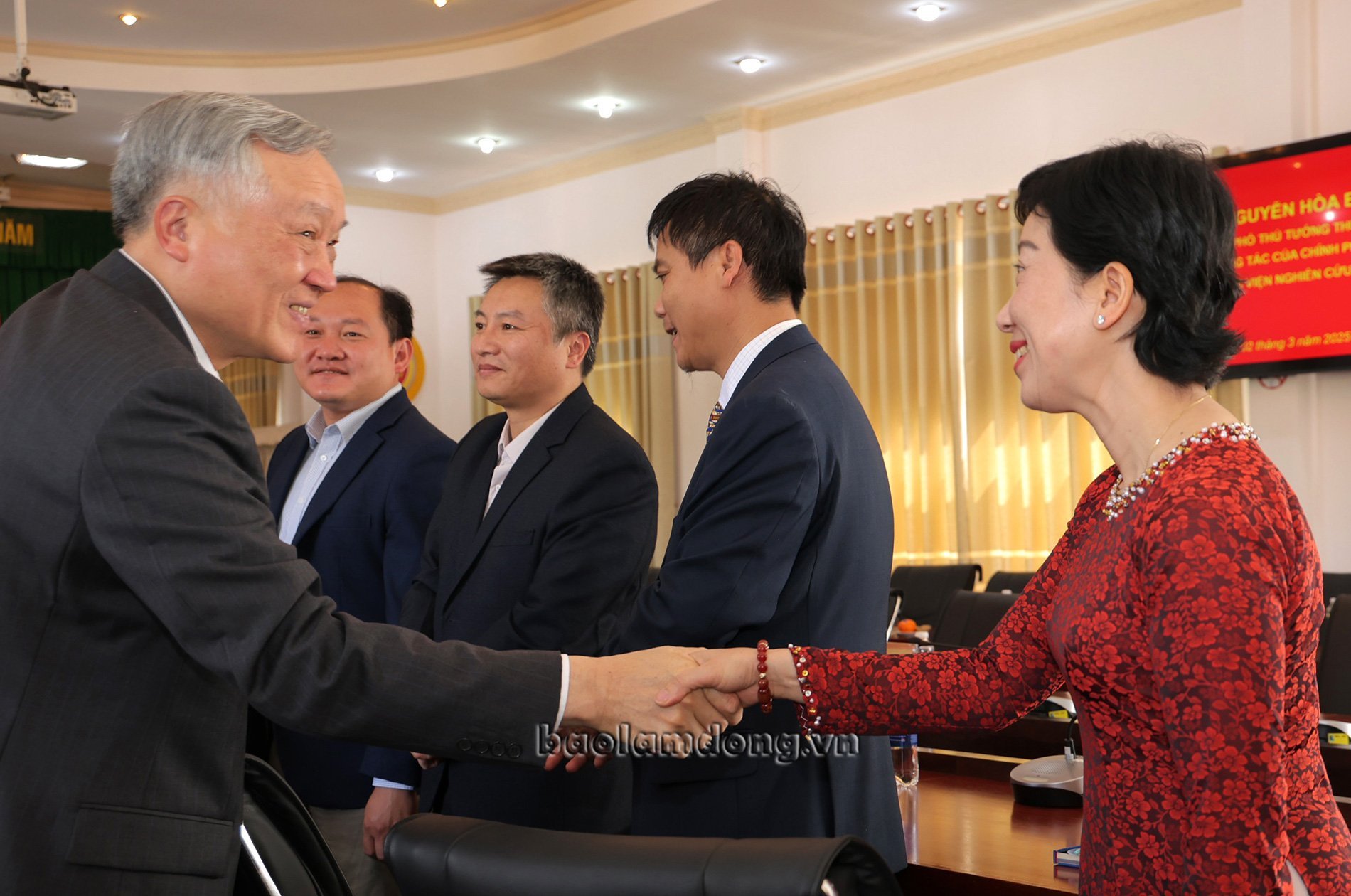 Deputy Prime Minister Nguyen Hoa Binh shook hands to encourage scientists at the Dalat Nuclear Research Institute.