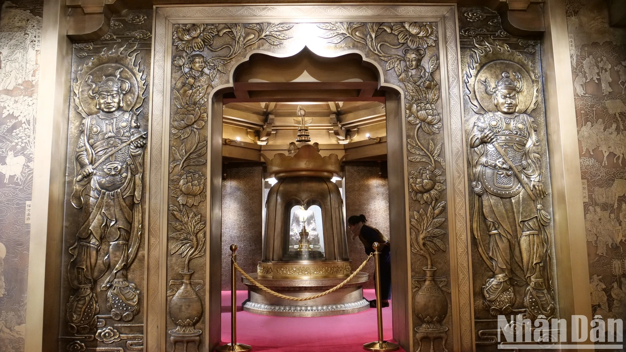 En particulier, sous le stupa Hoa Nghiem se trouve le plus grand palais souterrain en bronze de Chine, dont le point culminant est la chambre de la tour centrale où sont conservées les reliques d'un haut moine de la période féodale.