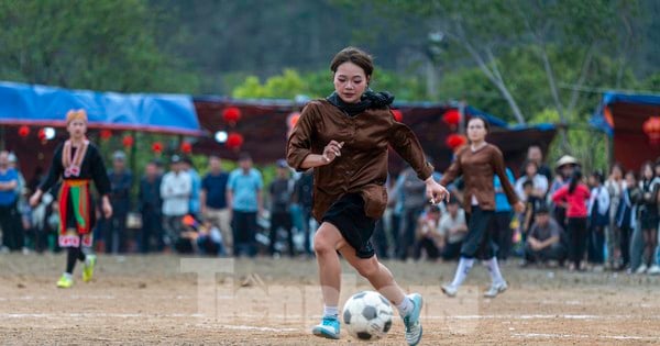 Frauen aus Ha Long rollen ihre Röcke hoch, um dem Ball hinterherzulaufen