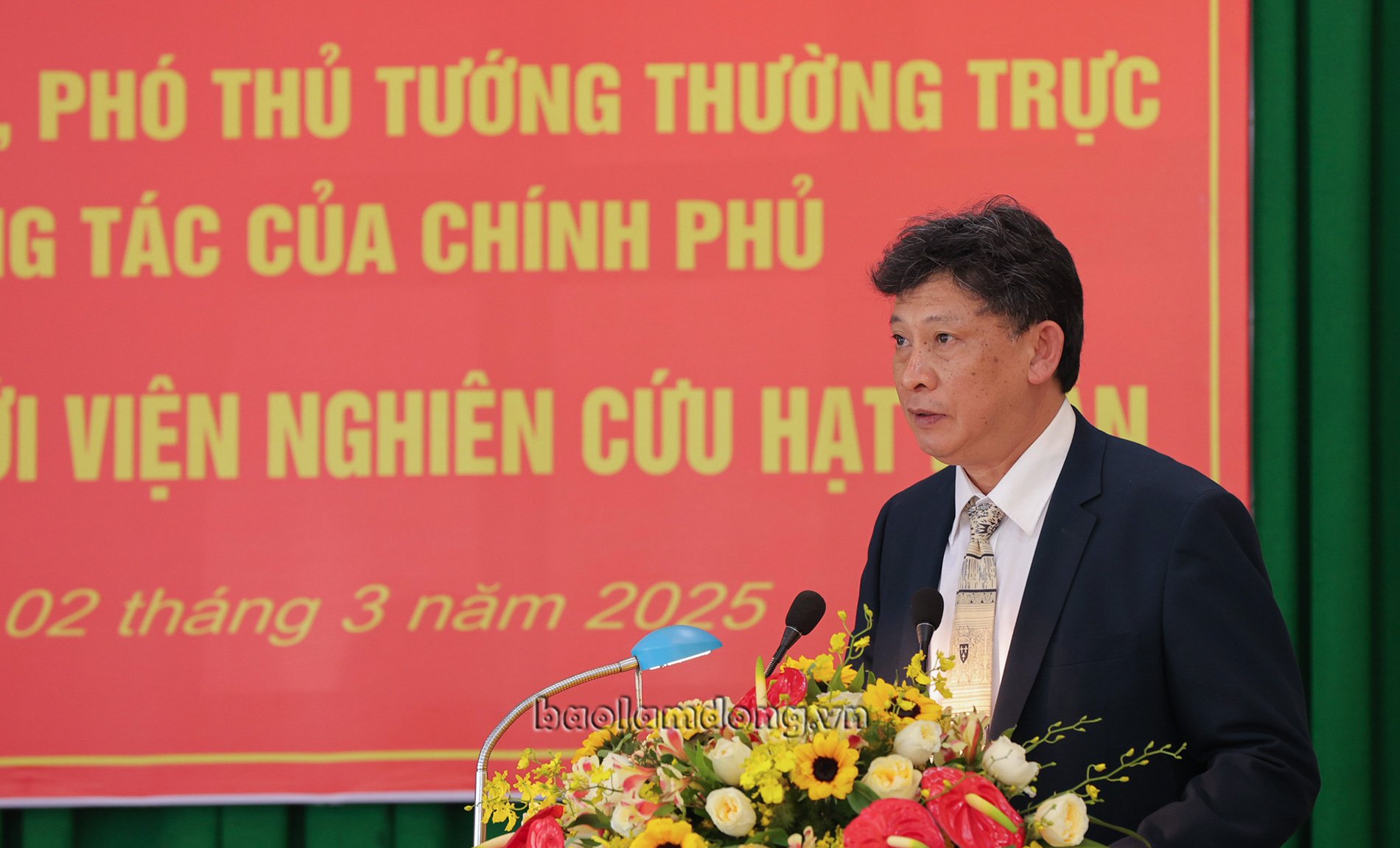 Comrade Cao Nguyen Vu - Party Secretary, Director of Dalat Nuclear Research Institute reported on the outstanding results over 40 years of construction and development of the Institute and development orientations in the coming period.