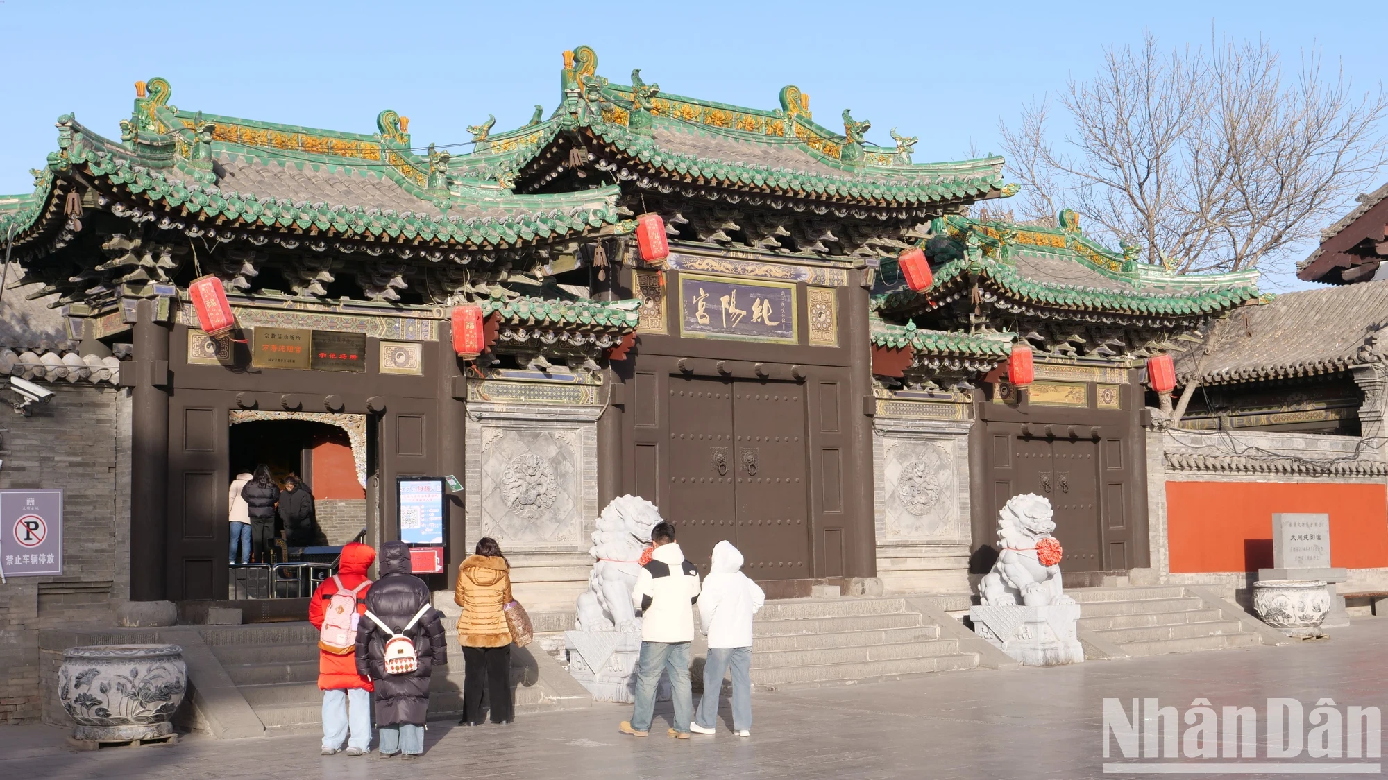 Thuan Duong Cung est le seul temple de la secte Quanzhen préservé à ce jour dans la ville de Datong, mais l'année de construction est inconnue. Le palais de Thuan Duong possède 3 sanctuaires principaux, vénérant des figures taoïstes telles que : Nguyen Thi Thien Ton, Linh Bao Thien Ton, Dao Duc Thien Ton, La Dong Tan, Vuong Trung Duong, Khuu Su Co...