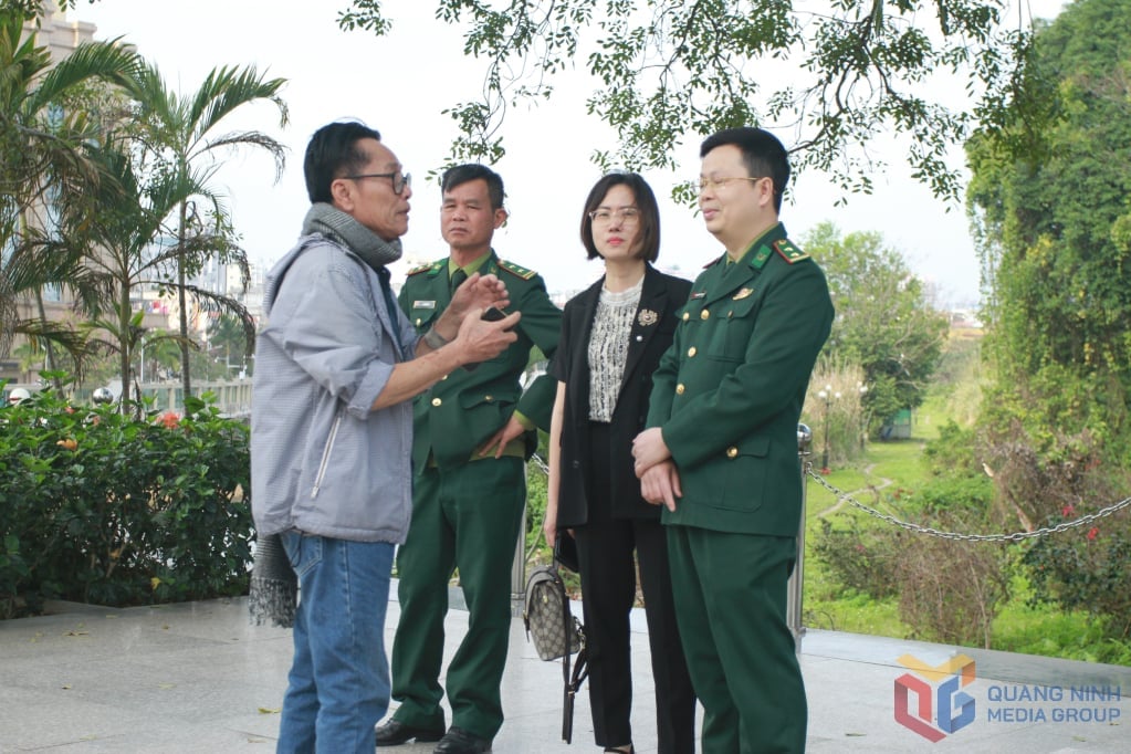 El músico Xuan Nhat habla con guardias fronterizos y artistas.