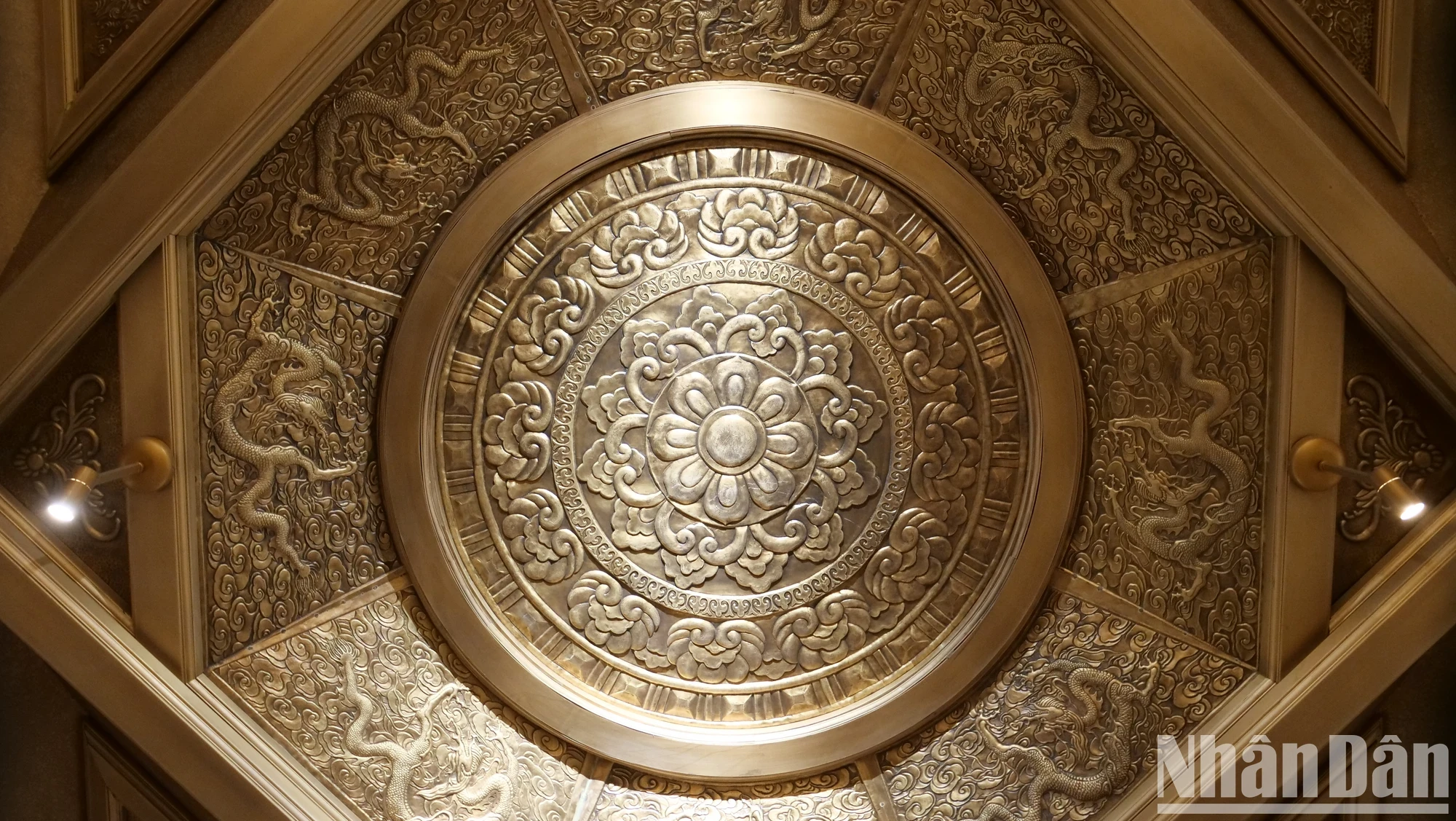 Symbole du lotus et reliefs de dragon et de nuage sculptés sur le plafond du palais souterrain.