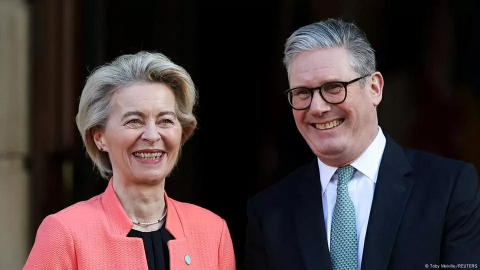 Thủ tướng Anh Keir Starmer đón Chủ tịch Ủy ban châu Âu Ursula von der Leyen ngày 2/3/2025. (Nguồn: Reuters)