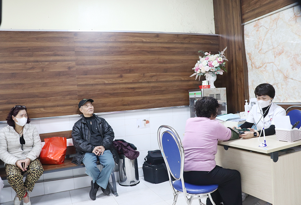 People see a doctor at Dong Da General Hospital (Hanoi).