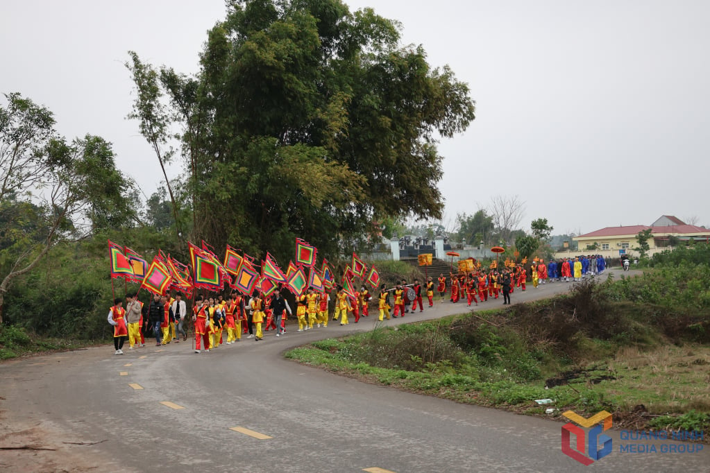 The procession of the village's tutelary god from the temple to Trang Y communal house.