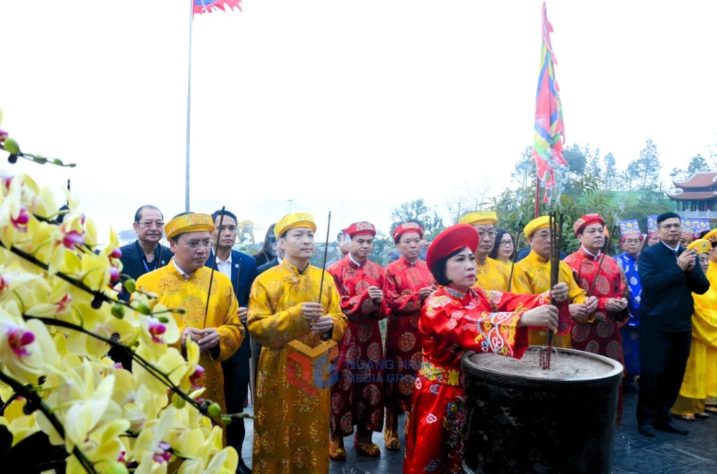 Cam Pha City leaders offer incense at