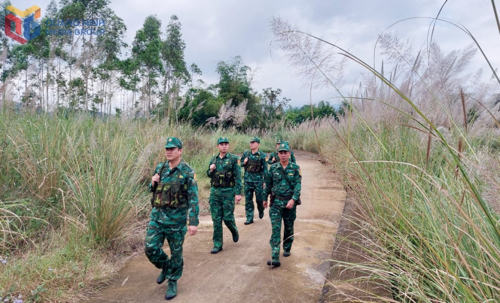 Les officiers et les soldats du poste de garde-frontière de Hoanh Mo patrouillent pour protéger la frontière et les monuments.