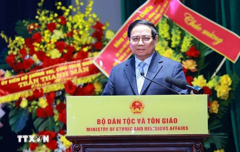 El primer ministro Pham Minh Chinh habla en la ceremonia para anunciar la Resolución de la Asamblea Nacional sobre el establecimiento del Ministerio de Minorías Étnicas y Religiones. (Foto: Duong Giang/VNA)