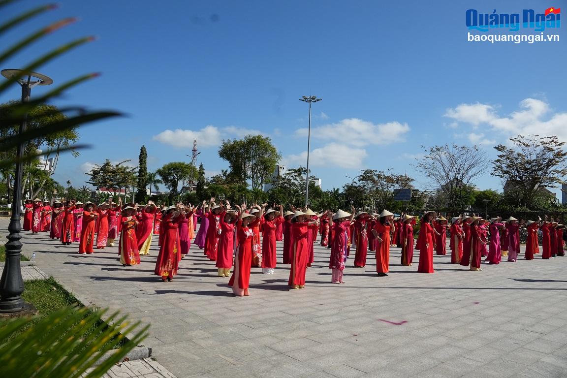 Hơn 300 hội viên phụ nữ huyện Mộ Đức đồng diễn áo dài trên nền nhạc bài hát. 