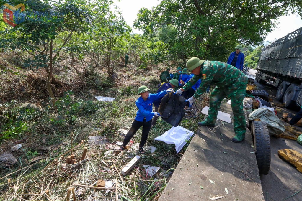 Các chiến  sĩ biên phòng cửa khẩu Hoành Mô phối hợp với Đoàn thanh niên thu gom rác thải, bảo vệ môi trường trên tuyến biên giới.