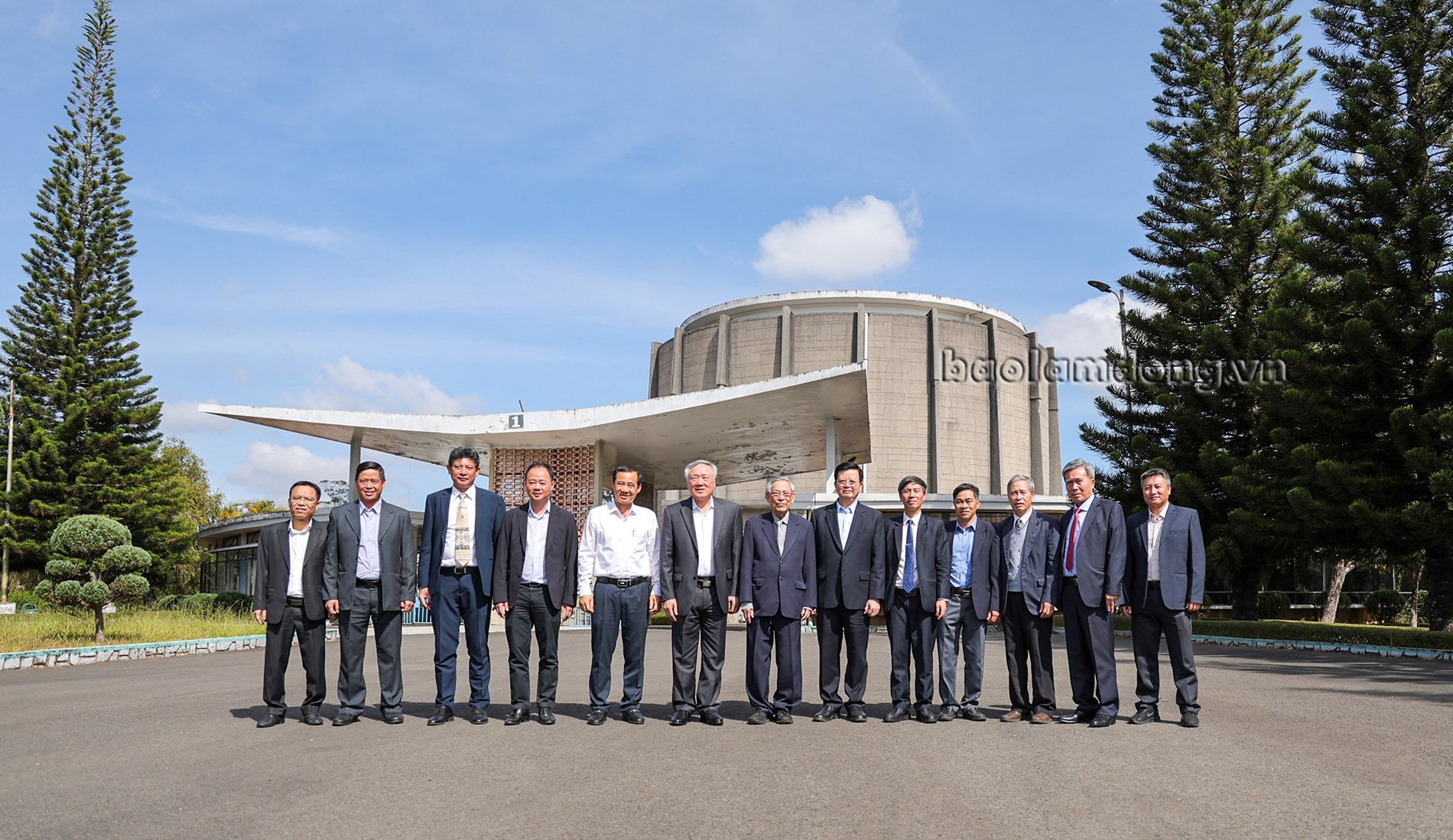 The Government delegation and leaders of the Provincial Party Committee and Provincial People's Committee took souvenir photos with leaders and scientists of the Dalat Nuclear Research Institute.