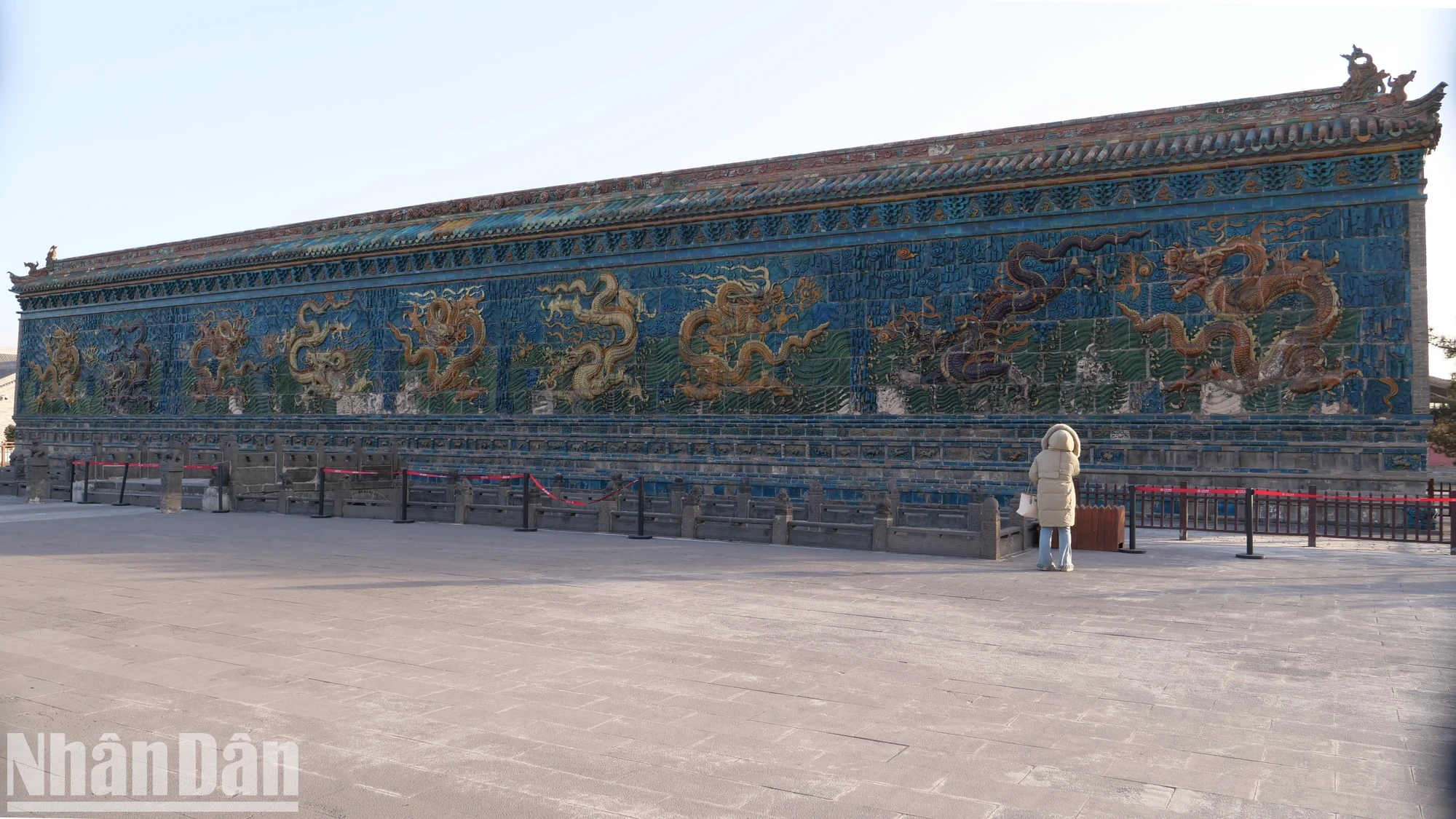 Le mur des neuf dragons (9 Dragon Wall) de la ville de Datong a été construit en 1392. Il a maintenant plus de 600 ans, mesure 45,5 m de long, 8 m de haut et 2 m d'épaisseur et est le plus grand et le plus ancien mur de verre à neuf dragons de Chine.