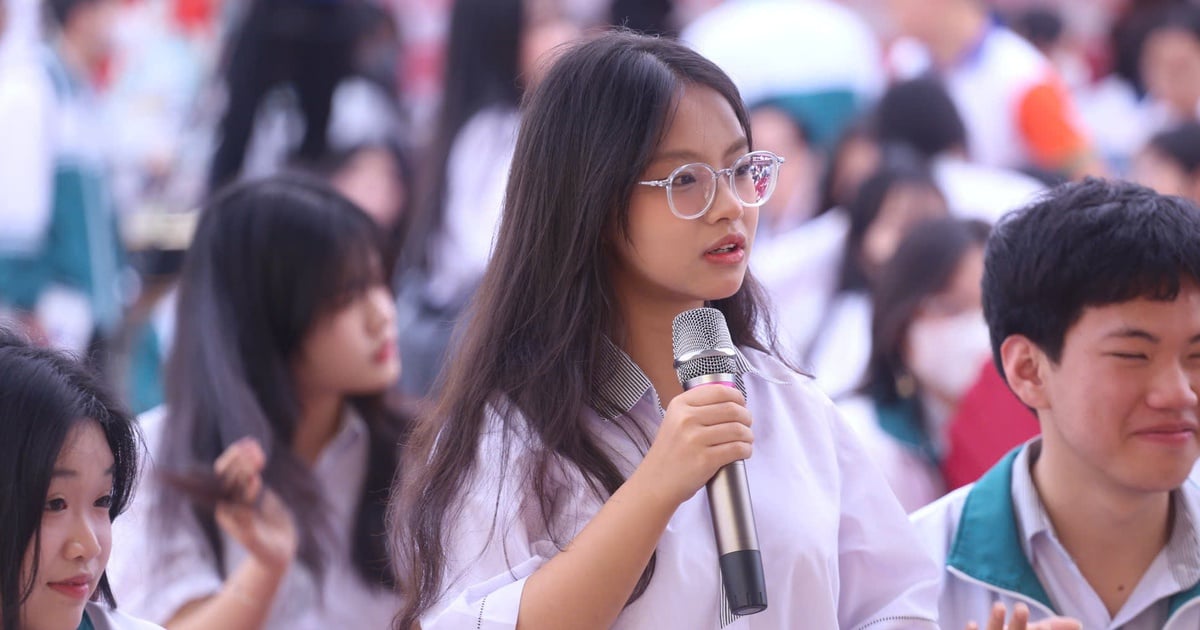 Female student wonders if AI can replace teachers?