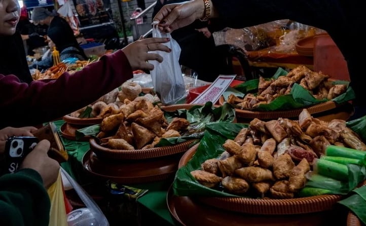 Malaysia ist entschlossen, das Problem der Lizenzen für Straßenhändler während des Ramadan zu lösen. Foto 1