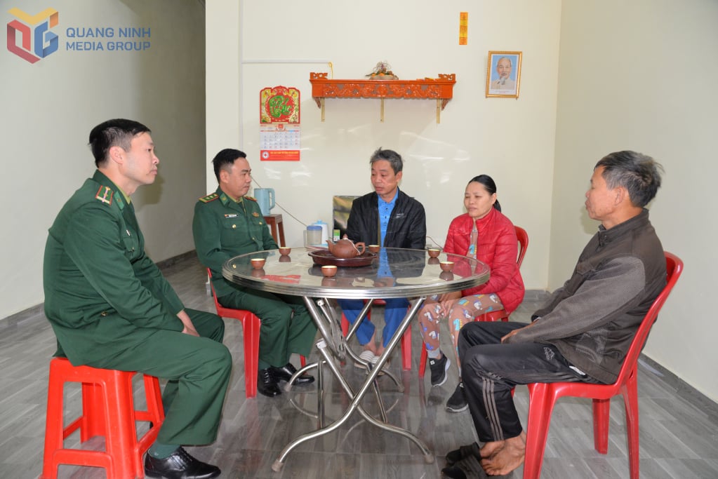 Les agents du poste frontière international de Mong Cai ont rendu visite à la famille de M. Nguyen Huu Long et de Mme Vy Thi Duyen et les ont encouragés.