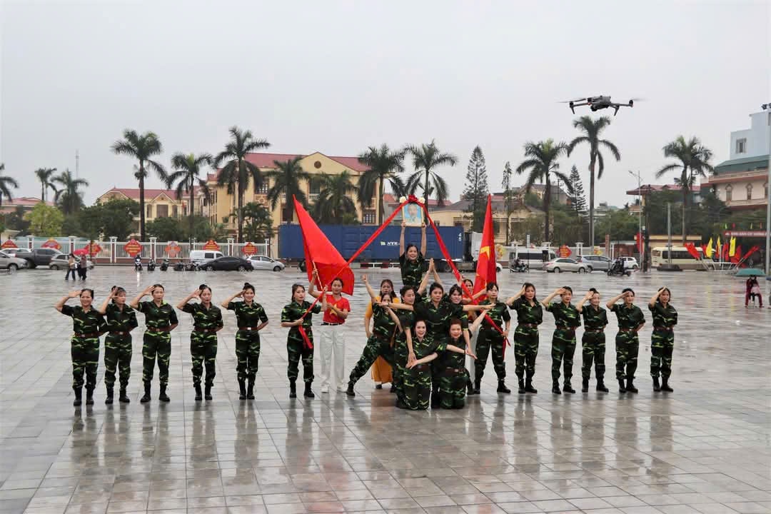 Casi 400 mujeres de Cam Giang 'desafían la lluvia' para competir en deportes de danza folclórica