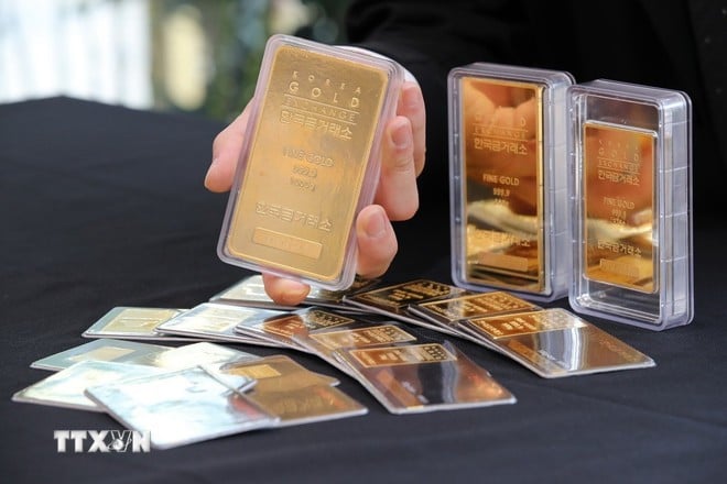 Gold bars are displayed for sale at a trading floor in Seoul, South Korea. (Photo: Yonhap/VNA)