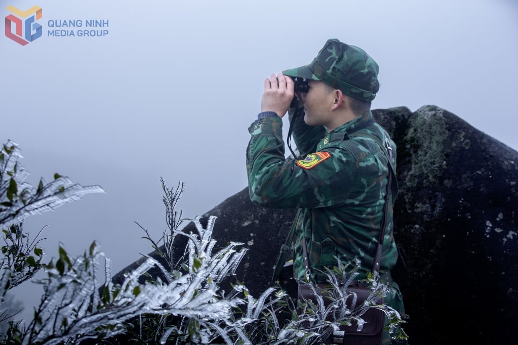 Die Soldaten in grünen Uniformen bleiben trotz der Kälte stets in der Nähe des Gebiets, um jeden Zentimeter des heiligen Landes des Vaterlandes zu schützen.