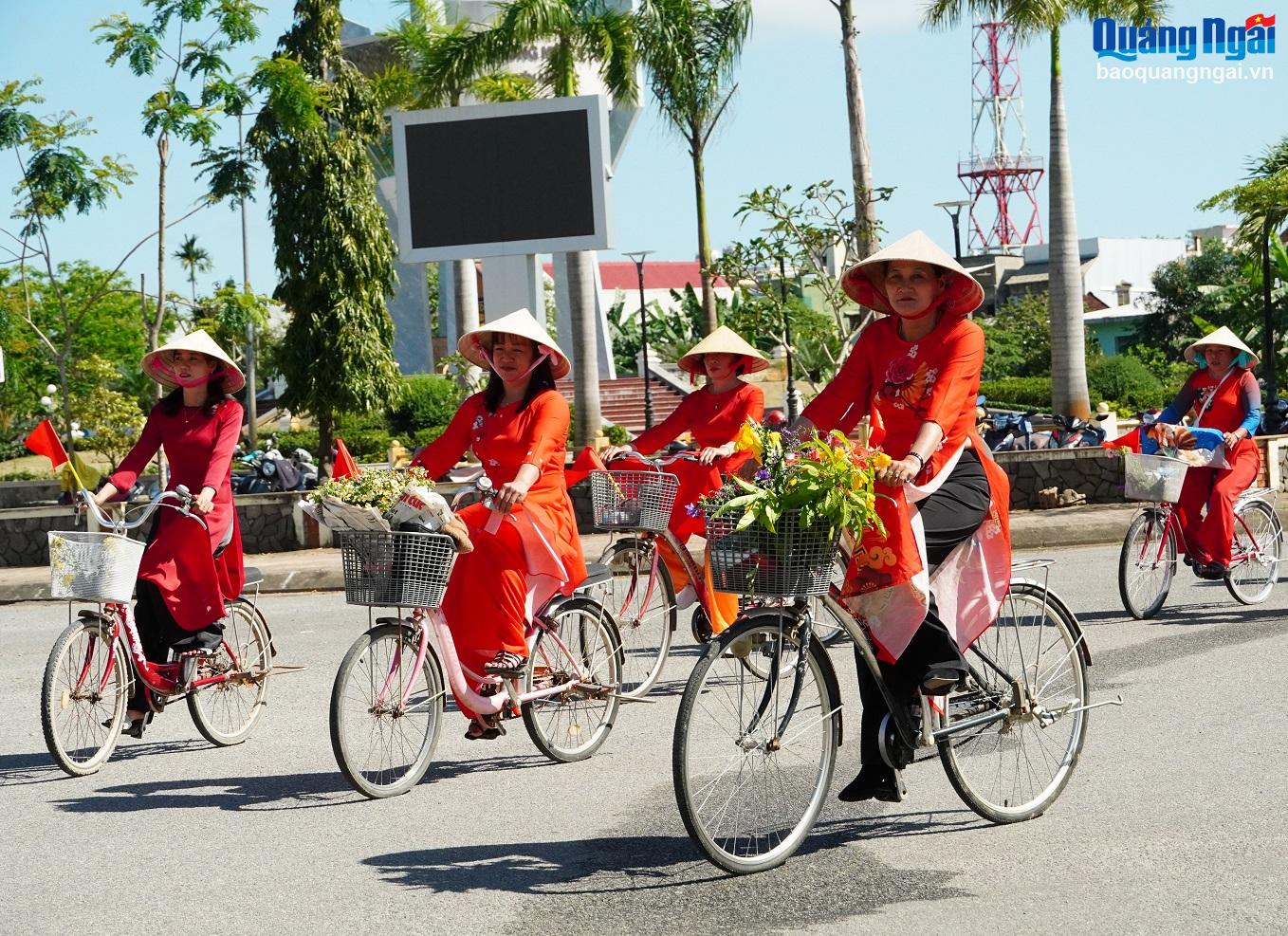 Phụ nữ huyện Mộ Đức lan tỏa vẻ đẹp áo dài truyền thống