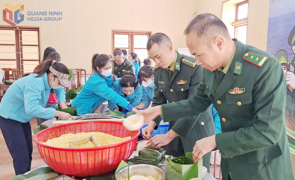 Des officiers et des soldats du poste de garde-frontière de Tra Co et des membres du syndicat des jeunes du quartier de Tra Co ont participé au concours d'emballage de gâteaux Chung lors du programme.