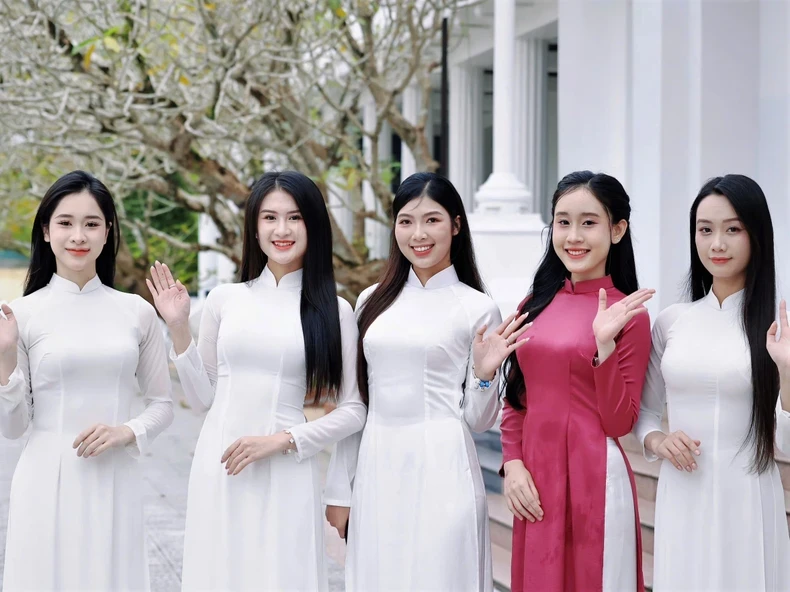 Beauty of Hue female students at Miss Vietnam recruitment day.