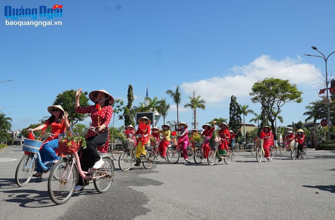 This activity is in response to the Vietnam Ao Dai Week 2025 launched by the Central Committee of the Vietnam Women's Union; to celebrate the 115th anniversary of International Women's Day (March 8, 1910 - March 8, 2025), the 1985th anniversary of the Hai Ba Trung Uprising and the 50th anniversary of the Liberation of Mo Duc District (March 23, 1975 - March 23, 2025).