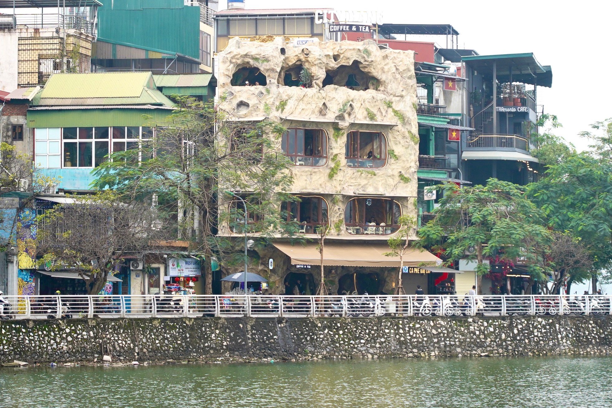 Giới trẻ thích thú 'chui hang động' uống cafe, ngắm hồ Tây ở Hà Nội ảnh 1