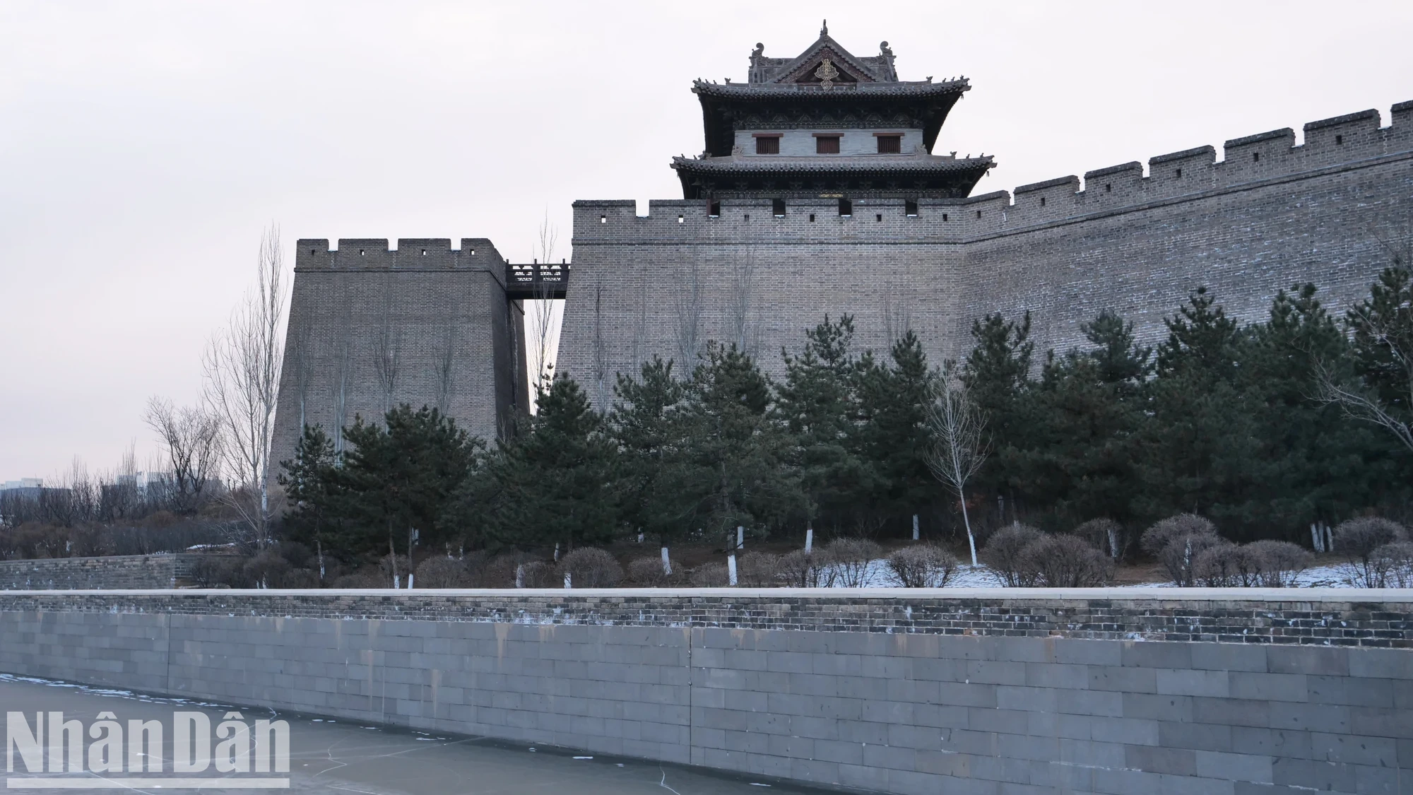 Les quatre coins du mur au-dessus ont des tours, à l'extérieur sont construits des piliers défensifs, au pied du mur se trouve un fossé profond. La cité antique de Datong est devenue une œuvre typique de l’histoire de l’architecture militaire chinoise ancienne.