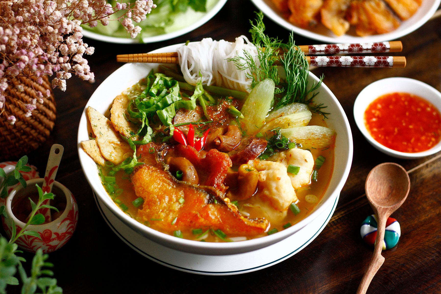 Los turistas japoneses a menudo comen un plato en Hanoi y dicen que les gusta más que el pho y el bun bo.