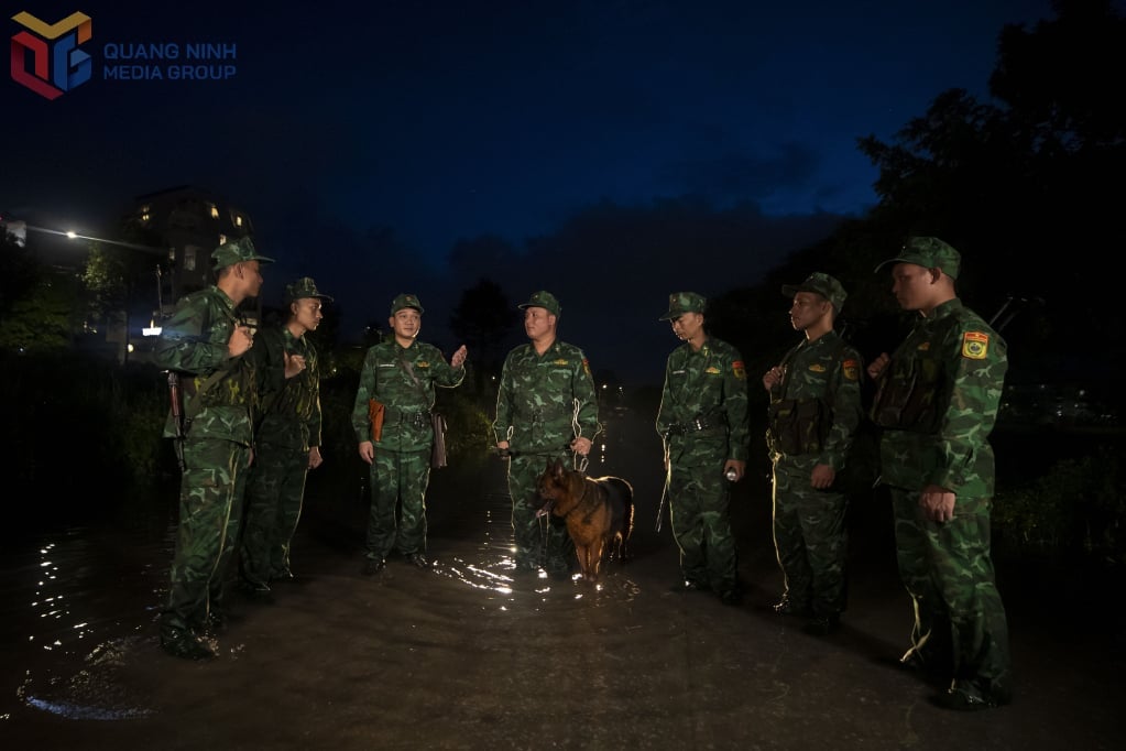 Cán bộ chiến sĩ Đồn Biên phòng Cửa khẩu Quốc tế Móng Cái (TP Móng Cái) đang trao đổi nhiệm vụ tuần tra biên giới.