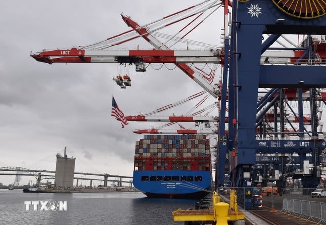 On February 10, 2025, US President Donald Trump officially signed an executive order imposing a 25% tax on steel and aluminum imported into the country. In the photo: View of the Long Beach cargo port, California (USA). (Photo: THX/TTXVN)