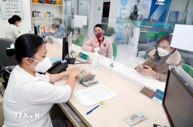 Customers transact at Vietnam Prosperity Joint Stock Commercial Bank (VPBank). (Photo: Tran Viet/VNA)