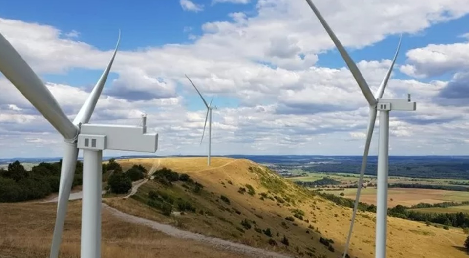 Durch die Nutzung erneuerbarer Energien können Unternehmen soziale Verantwortung zeigen und ihr Image und ihren Ruf in den Augen von Kunden und Partnern verbessern. Foto: VNA