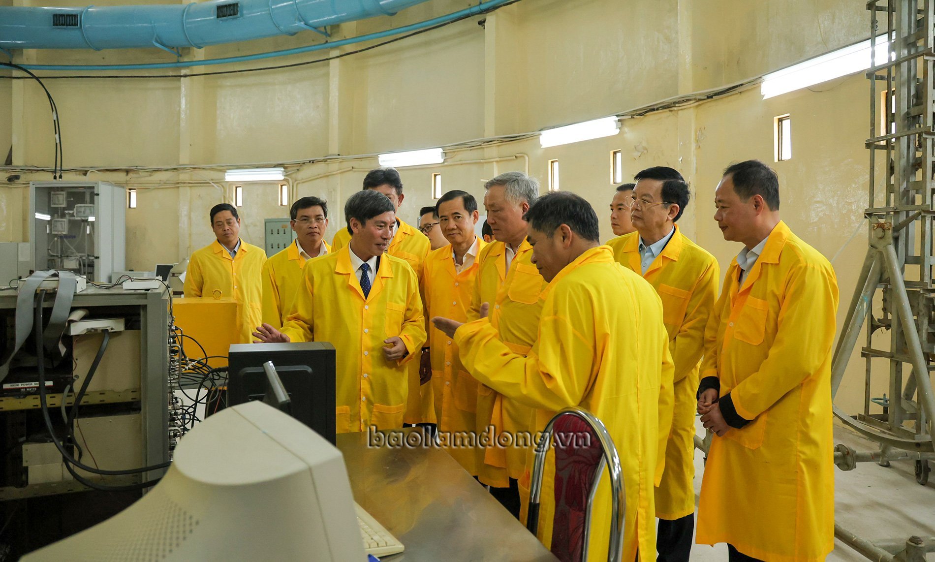 Leaders of Dalat Nuclear Research Institute introduce activities in the Nuclear Reactor