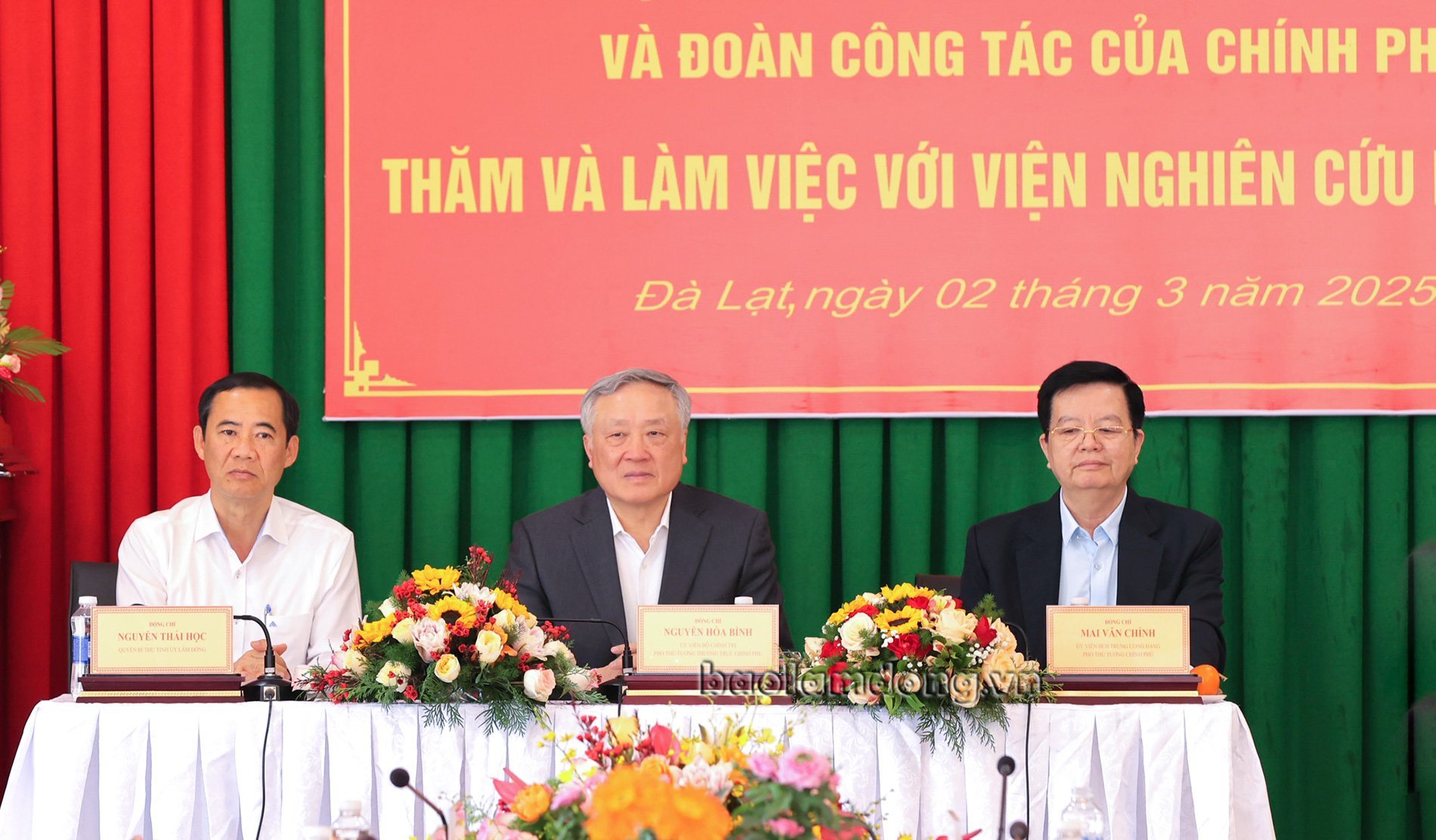 Comrade Nguyen Hoa Binh - Politburo member, Permanent Deputy Prime Minister and Comrade Mai Van Chinh - Member of the Party Central Committee, Deputy Prime Minister and Comrade Nguyen Thai Hoc - Acting Secretary of Lam Dong Provincial Party Committee chaired the working session with leaders and scientists of the Dalat Nuclear Research Institute.