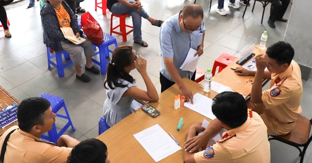 Police of 63 communes and towns in Ho Chi Minh City are assigned to issue additional license plates for cars.