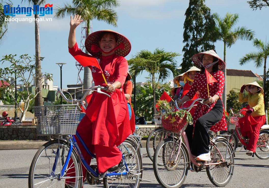 Các hội viên phụ nữ rạng rỡ trong tà áo dài truyền thống sắc đỏ thắm, toát lên lòng yêu nước nồng nàn và niềm tự hào dân tộc.