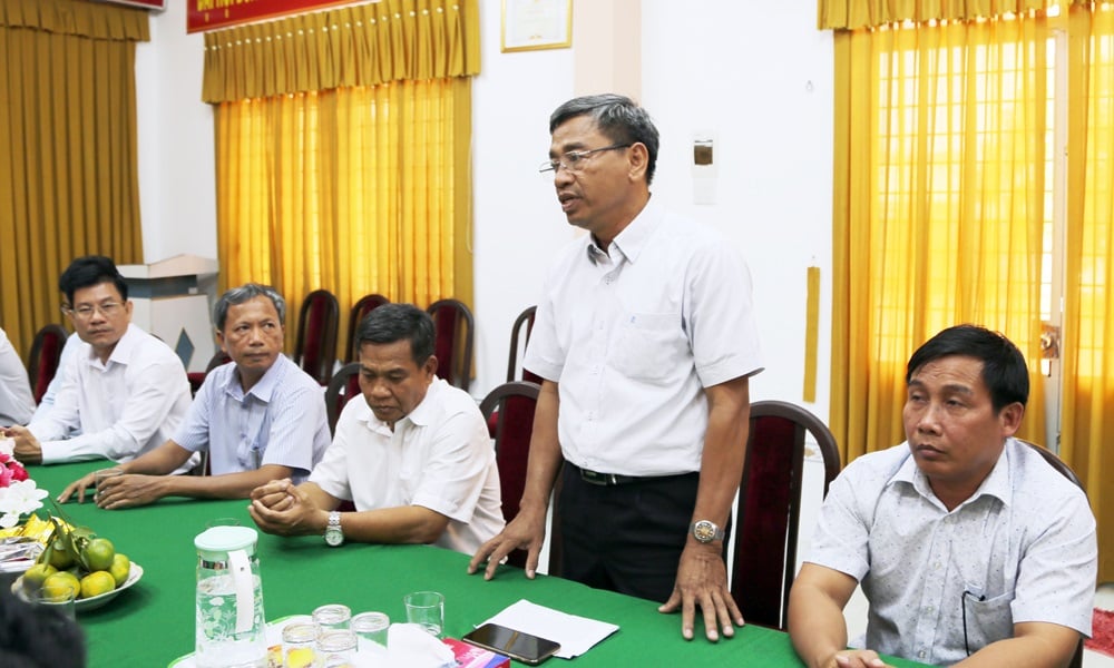 La Escuela Suplementaria de Cultura Pali Intermedia del Sur de la provincia de Soc Trang visitó e intercambió experiencias de traducción en el periódico Tra Vinh.